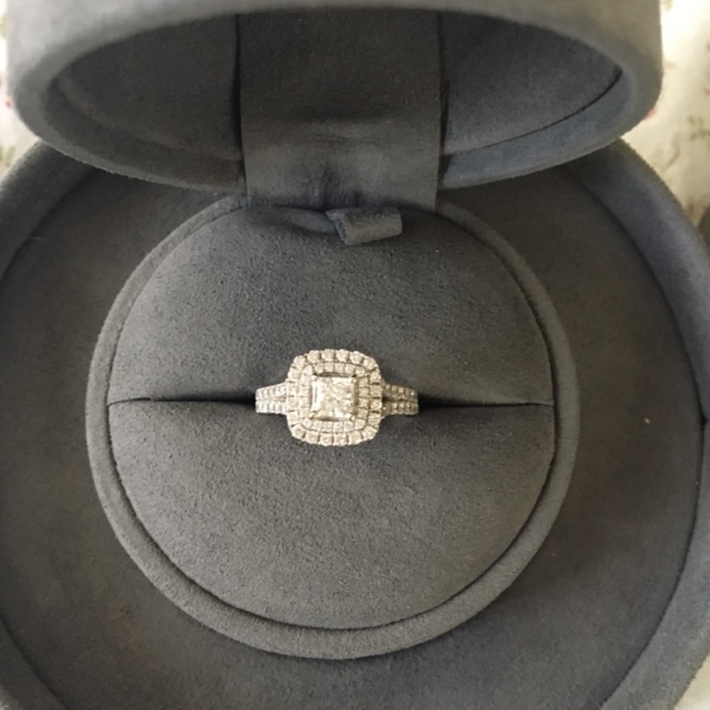 Vera wang size 5 engagement ring - Picture 6 of 7